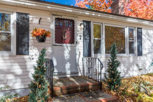 7 Pineview Dr, Dover, NH, 03820-4622 | Card Image