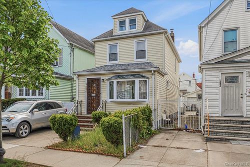 90-30 202nd St, Hollis, NY, 11423-2717 | Card Image
