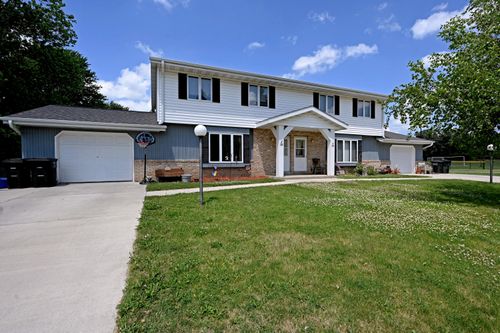 318 Frederick Ct, Oconomowoc, WI, 53066-5826 | Card Image