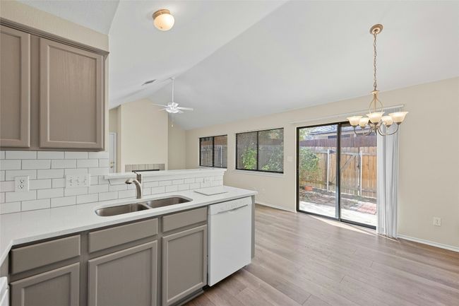 Tall ceilings, open & bright! | Image 8