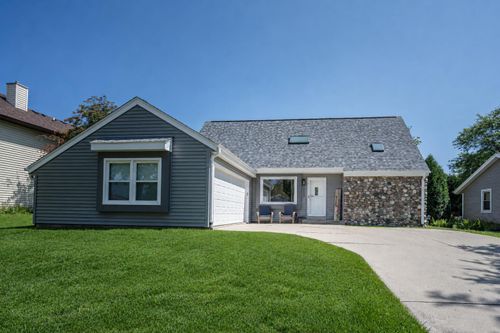 8560 S Sharon Dr, Oak Creek, WI, 53154-3468 | Card Image