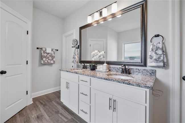 Primary Bathroom | Image 18