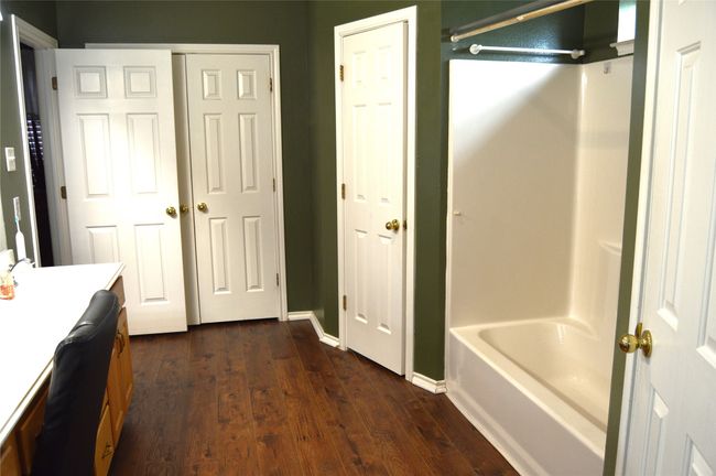 Mbath tub and storage | Image 25