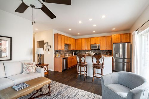 3870 S Lake Dr, Saint Francis, WI, 53235-5229 | Card Image
