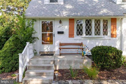1203 Villanova Ave, Folsom, PA, 19033-1032 | Card Image