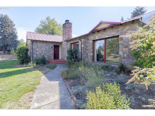 547 Oakdale Dr, Medford, OR, 97501-3702 | Card Image