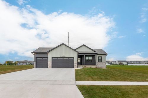 4017 Broomfield Dr, Cedar Falls, IA, 50613-9251 | Card Image