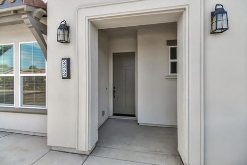 2352 Bronze Star Way, Sacramento, CA, 95818-3977 | Card Image