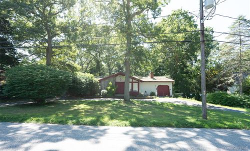 6 Loretta Ct, Coram, NY, 11727-3104 | Card Image