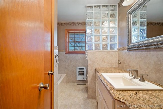 Hall Bathroom | Image 13