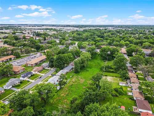 15 Henson Ln, Florissant, MO, 63031-8017 | Card Image