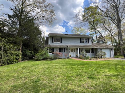 55 Leafy Way, Riverhead, NY, 11901-5822 | Card Image