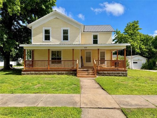 426 W Walnut St, Nevada, MO, 64772-2232 | Card Image