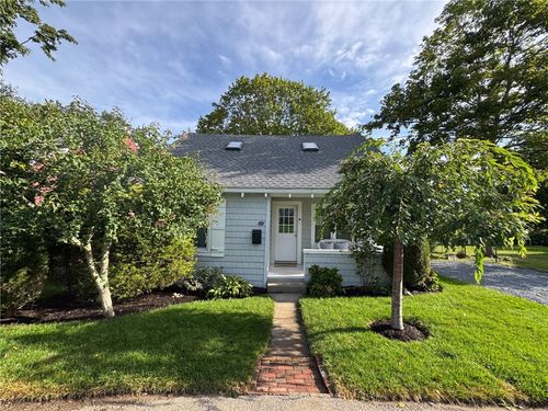 69 Congdon St, Narragansett, RI, 02882-3725 | Card Image