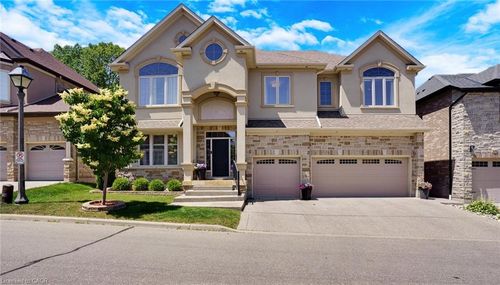 8-258 Edgewater Cres, Kitchener, ON, N2A4M2 | Card Image