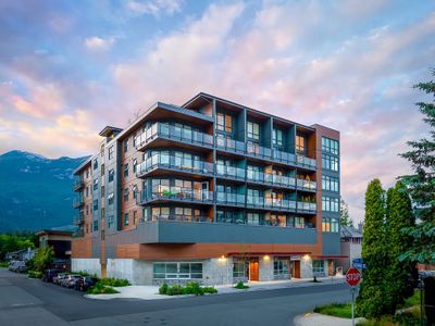 405 - 38013 3 Rd Ave, Condo with 1 bedrooms, 1 bathrooms and 1 parking in Squamish BC | Image 1