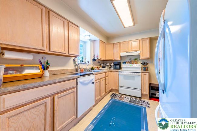 7112 Howell Ter, House other with 4 bedrooms, 2 bathrooms and null parking in Stroudsburg PA | Image 9
