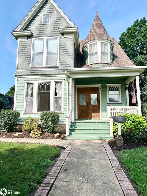 327 S 2nd St, Wapello, IA, 52653-1507 | Card Image