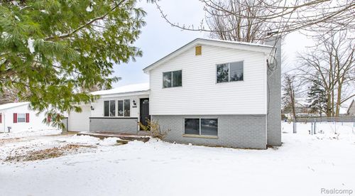 6445 Pontiac Lake Rd, Waterford, MI, 48327-1752 | Card Image