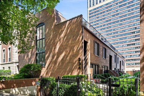 b-334 W Barry Avenue, Chicago, IL, 60657 | Card Image