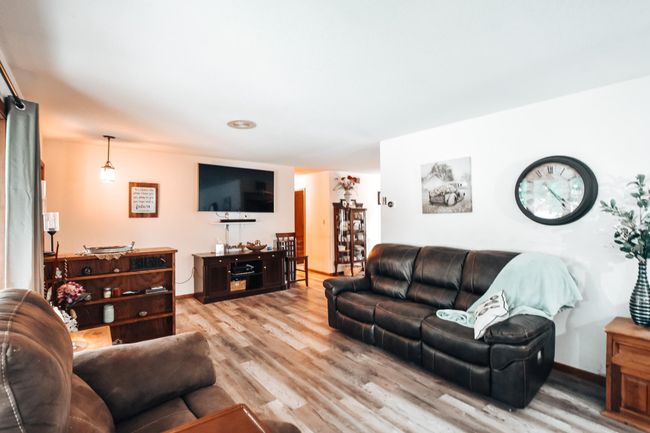 Overview of the living room/entryway | Image 6