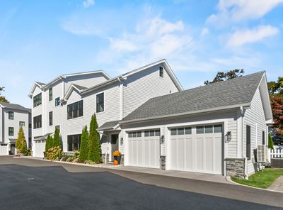 234 Oldfield Road, Condo with 3 bedrooms, 2 bathrooms and 3 parking in Fairfield CT | Image 1