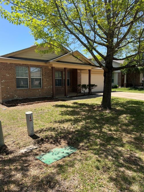 129 Holmstrom St, Hutto, TX, 78634-5286 | Card Image