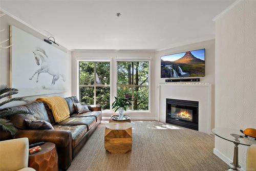 305-3363 Glasgow Ave, Victoria, BC, V8X1M5 | Card Image