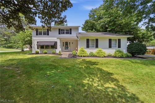 135 Seneca Trl Sw, Hartville, OH, 44632-9416 | Card Image