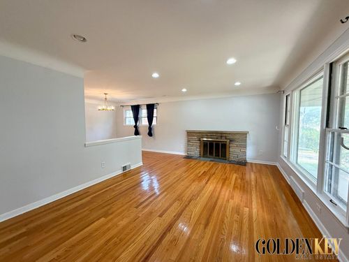 2082 Vernier Rd, Grosse Pointe Woods, MI, 48236-1580 | Card Image