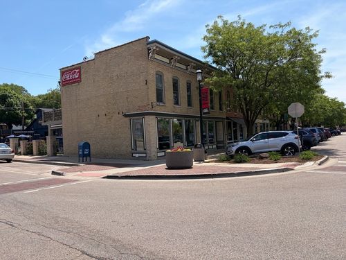 324 N River St, East Dundee, IL, 60118-1333 | Card Image