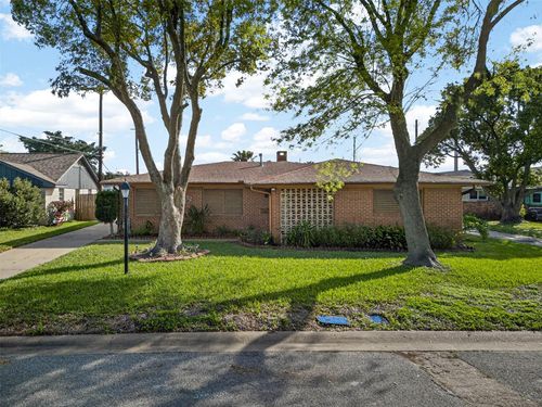 22 Willow Ln, Galveston, TX, 77551-1361 | Card Image