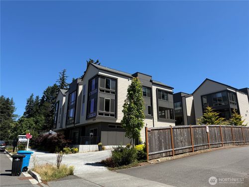 a-18402 Corliss Ave N, Shoreline, WA, 98133-4613 | Card Image