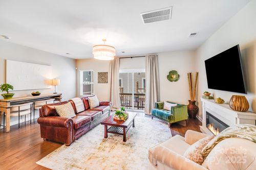 3738 Memorial Pkwy, Charlotte, NC, 28217-1692 | Card Image