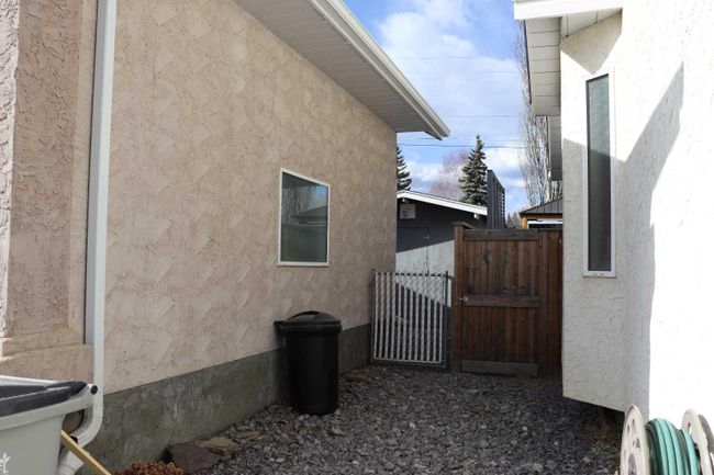 5810 12 A Avenue, Home with 4 bedrooms, 3 bathrooms and 2 parking in Edson AB | Image 2