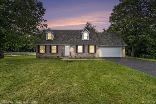 1195 River Valley Dr, Flint, MI, 48532-2900 | Card Image