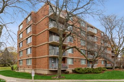 2J - 2222 S Stewart Avenue, Condo with 1 bedrooms, 1 bathrooms and 2 parking in Lombard IL | Image 1