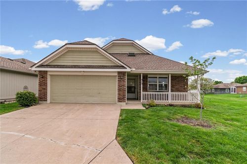 515 S Saturn Dr, Raymore, MO, 64083-8803 | Card Image