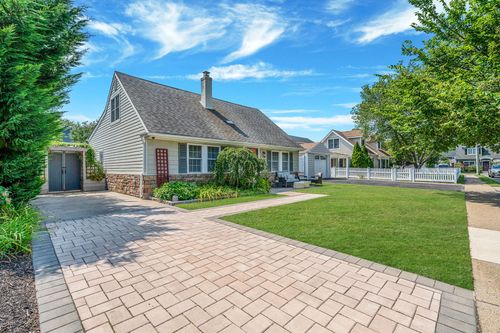 8 Edward Ave, Babylon, NY, 11702-4002 | Card Image