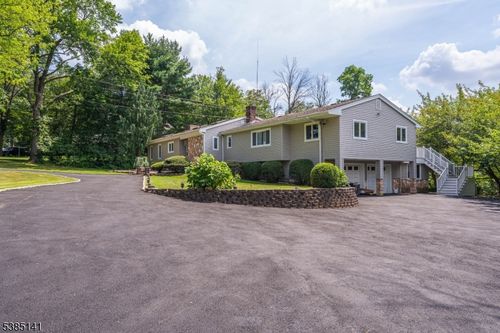 220 Horseshoe Rd, Berkeley Heights, NJ, 07922-2506 | Card Image