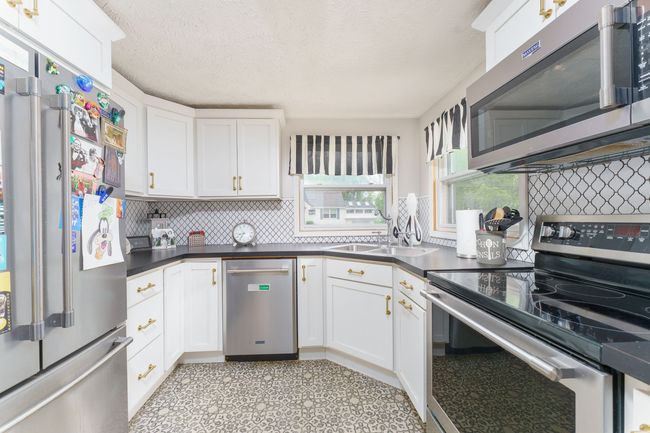 CUTE KITCHEN W/ STAINLESS STEEL APPLIANCES. | Image 9