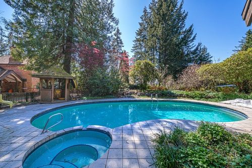 5260 Kew Rd, West Vancouver, BC, V7W2W2 | Card Image