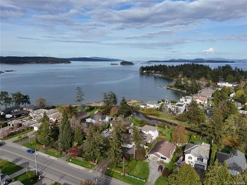 10231 Resthaven Dr, Sidney, BC, V8L3H2 | Card Image