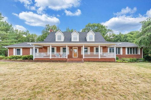 7031 Highfields Farm Trl, Roanoke, VA, 24018-5633 | Card Image
