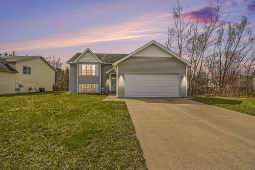5151 Taylor Ridge Dr Se, Kentwood, MI, 49512-9346 | Card Image