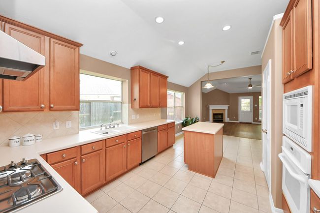 1705 White Willow Ln, House other with 4 bedrooms, 2 bathrooms and 2 parking in Pearland TX | Image 28
