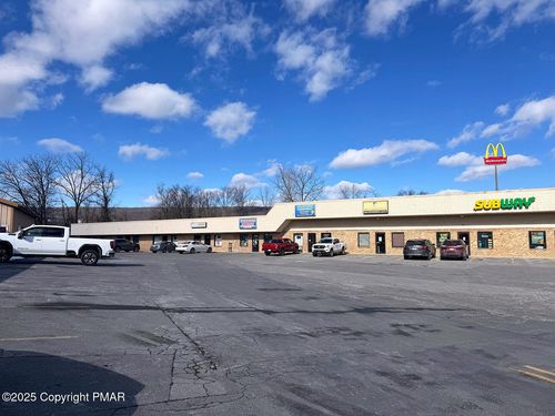 501 E Moorestown Rd, Wind Gap, PA, 18091-9652 | Card Image