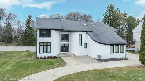 31189 Country Ridge Cir, Farmington Hills, MI, 48331-1120 | Card Image