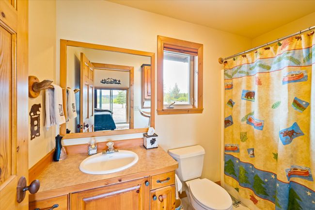 Main Cabin - Primary bathroom | Image 36