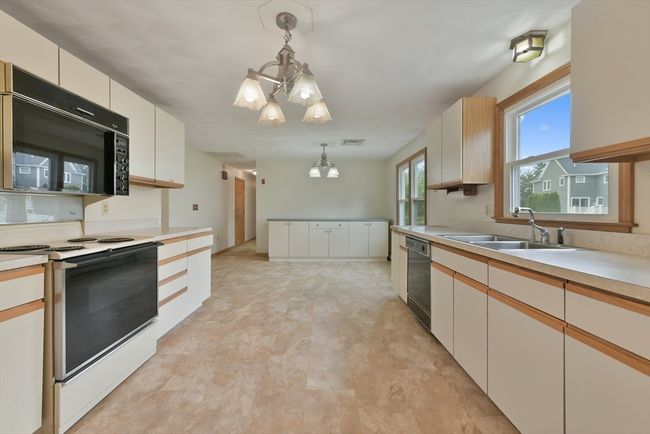 79 Ledgeview Dr, House other with 3 bedrooms, 3 bathrooms and 4 parking in Norwood MA | Image 14
